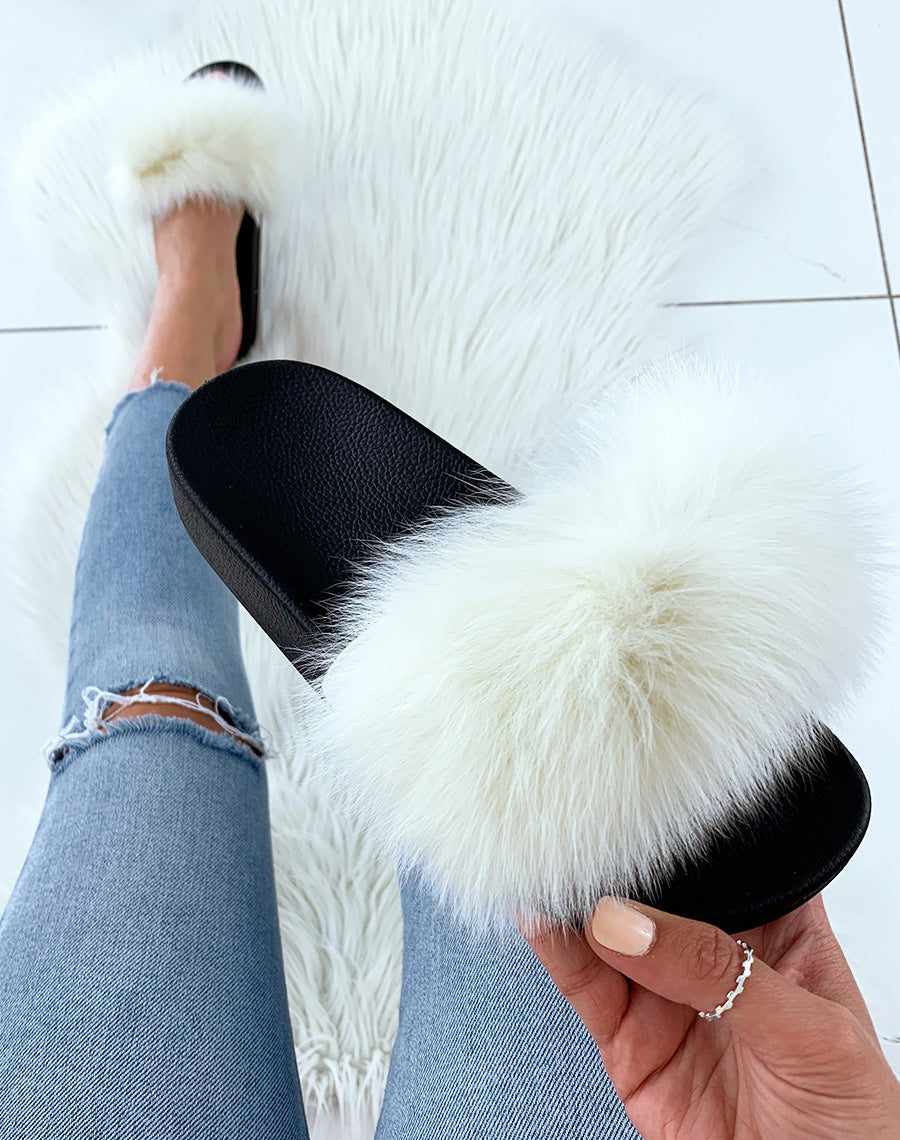 Mules blanches en fourrure à semelles épaisses