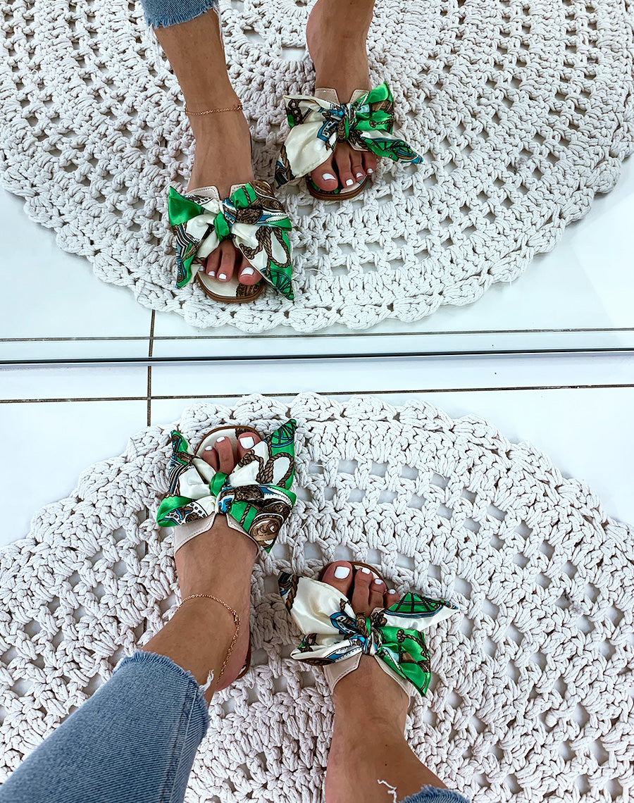 Mules blanches et vertes à larges brides et détail foulard