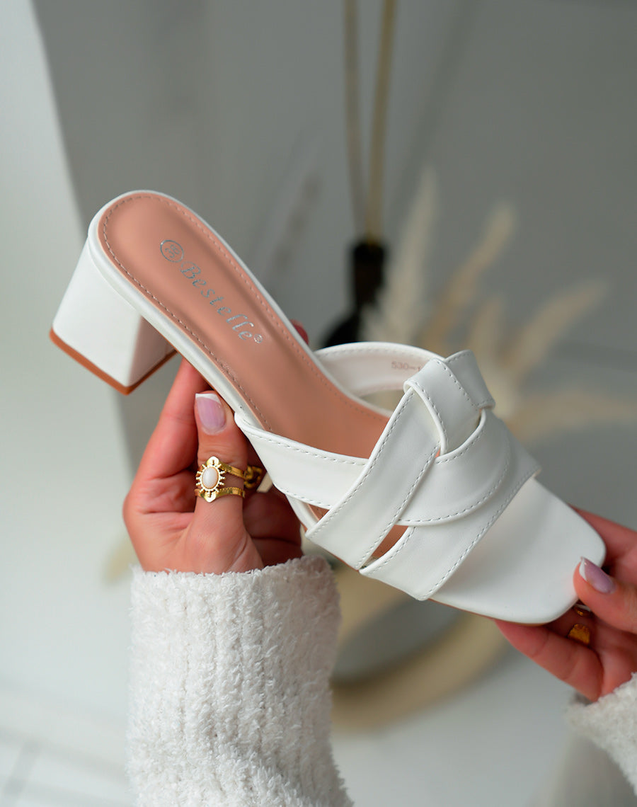 Mules Blanches Femme à Talon Carré et Brides Entrecroisées – Élégance Épurée