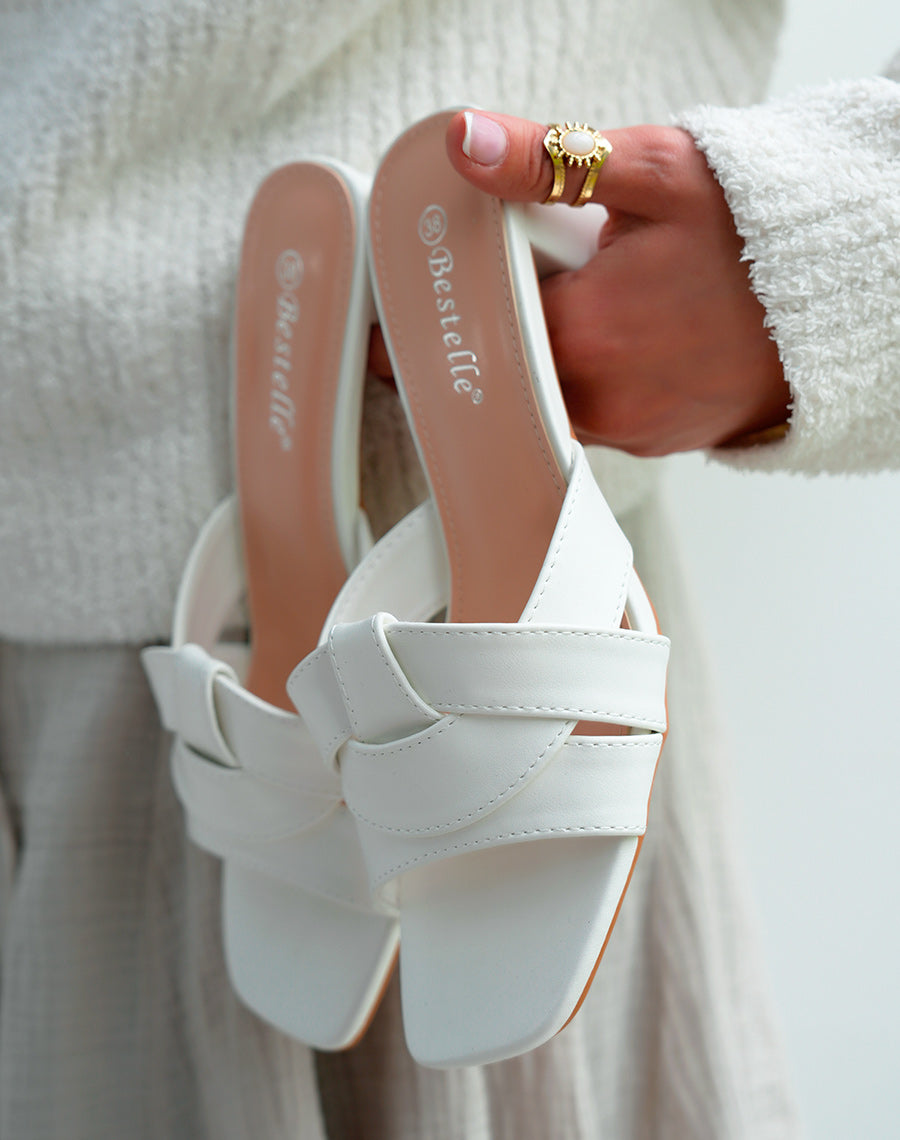 Mules Blanches Femme à Talon Carré et Brides Entrecroisées – Élégance Épurée