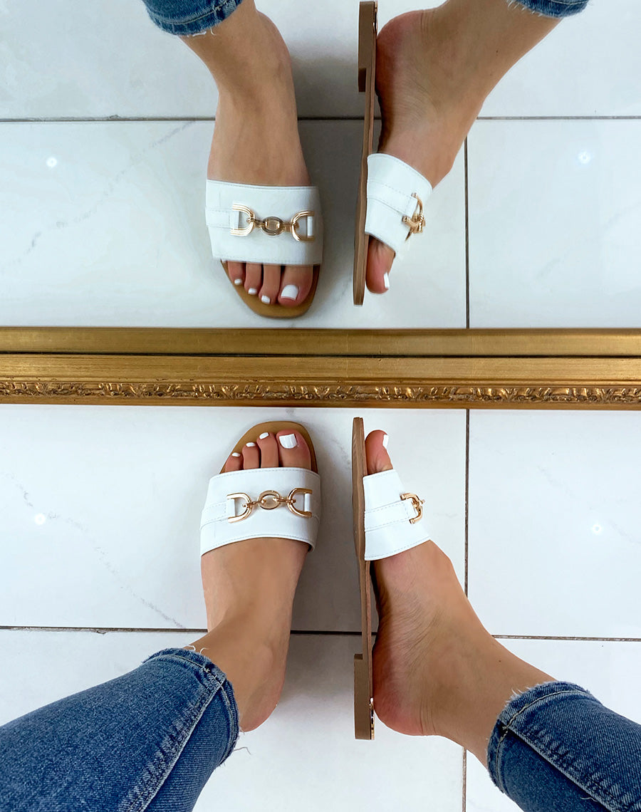 Mules blanches à large bride à détail doré