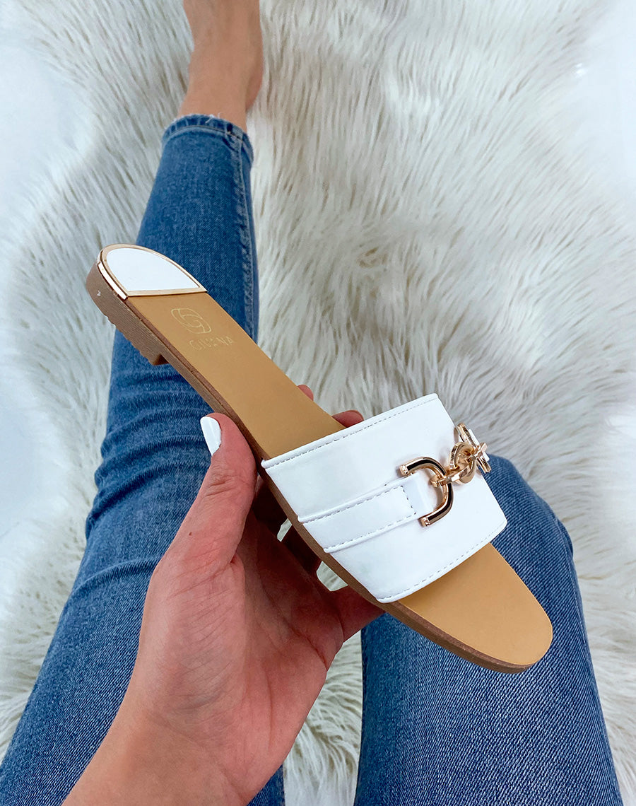 Mules blanches à large bride à détail doré
