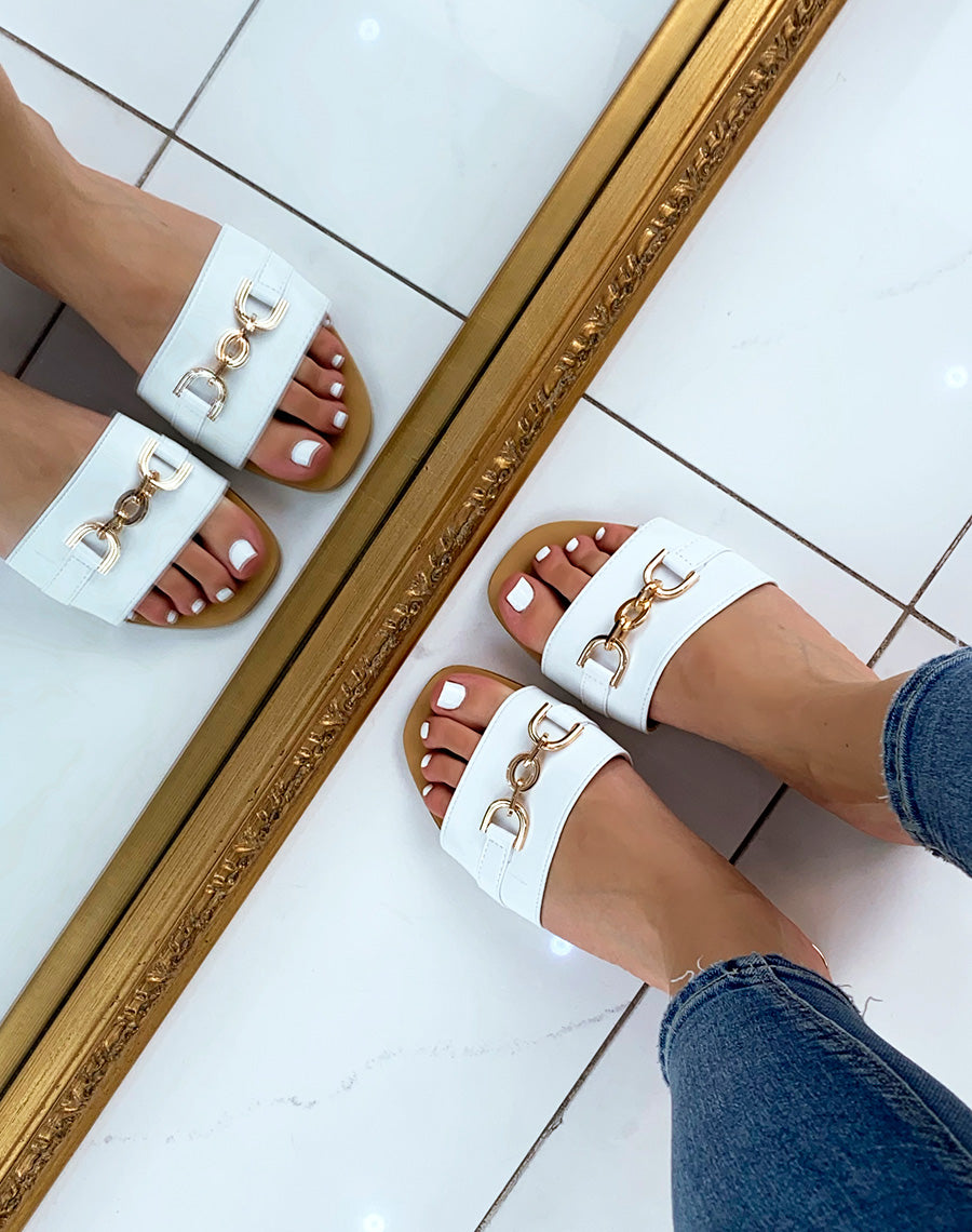 Mules blanches à large bride à détail doré