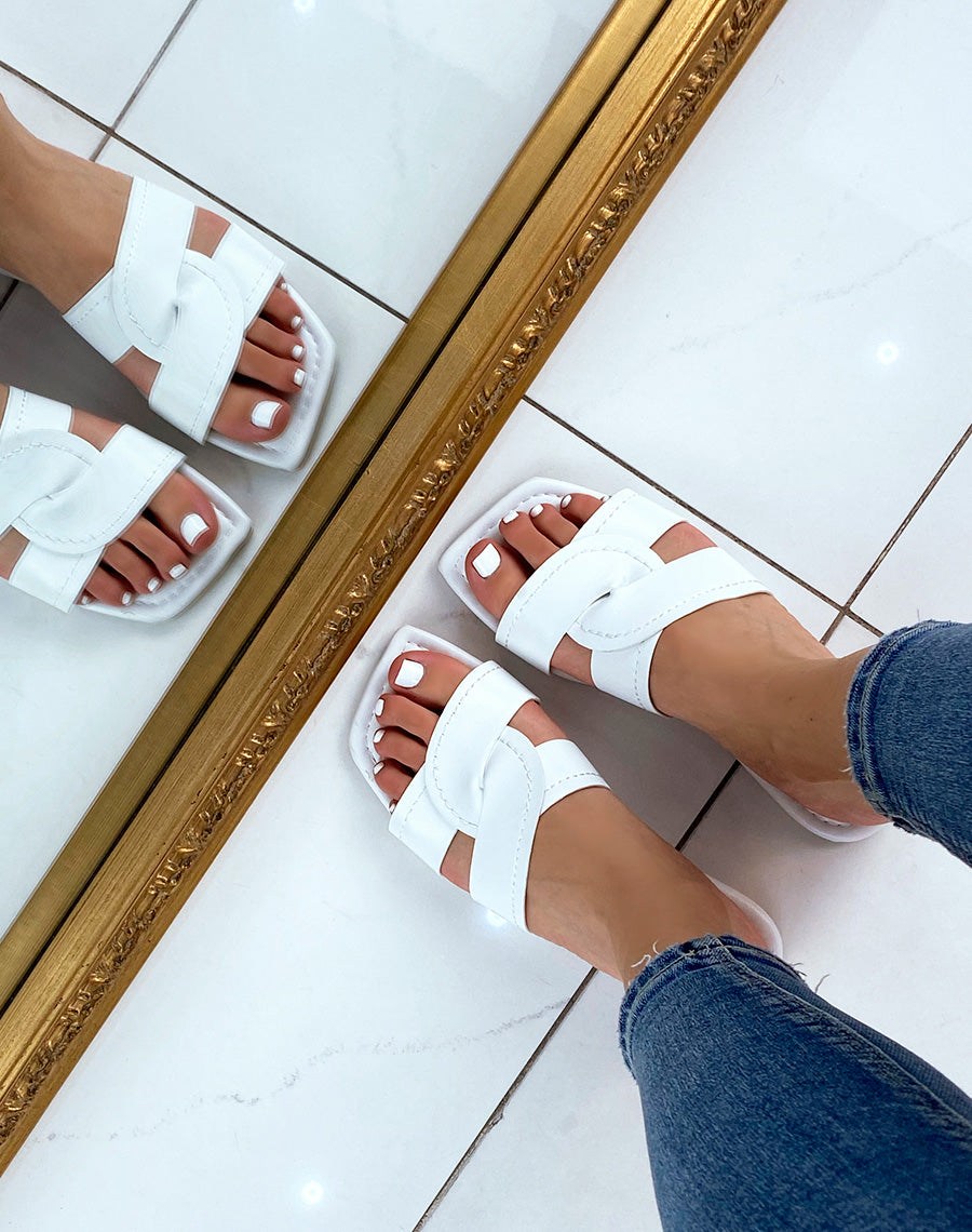 Mules blanches à larges brides entrecroisées