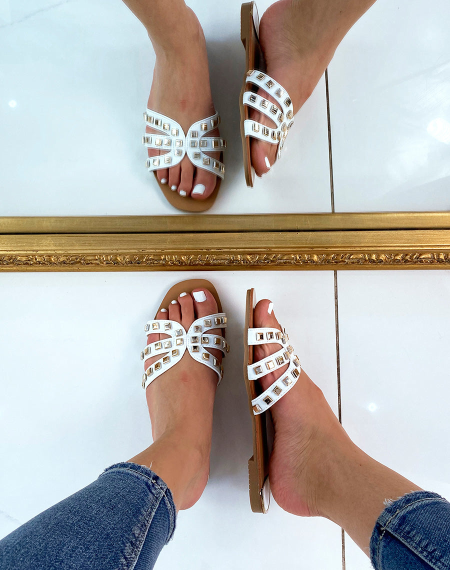 Mules blanches à multiples brides ornées de clous