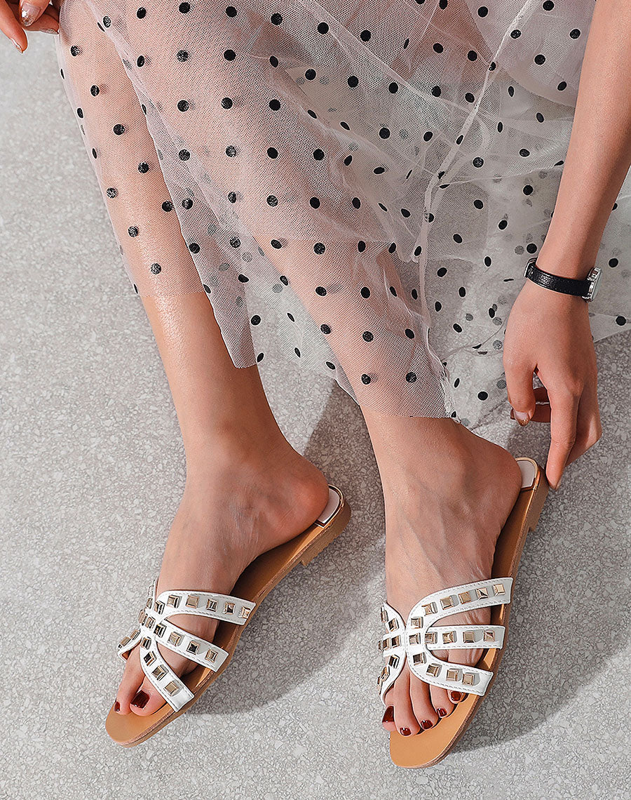 Mules blanches à multiples brides ornées de clous