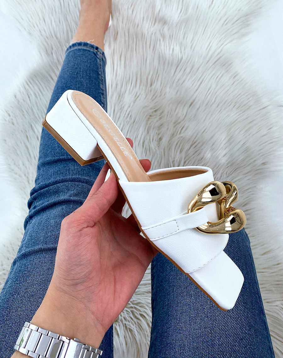 Mules blanches à petit talon et grosse chaîne