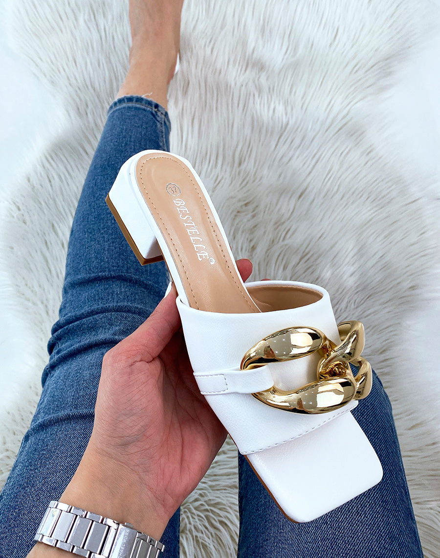 Mules blanches à petit talon et grosse chaîne