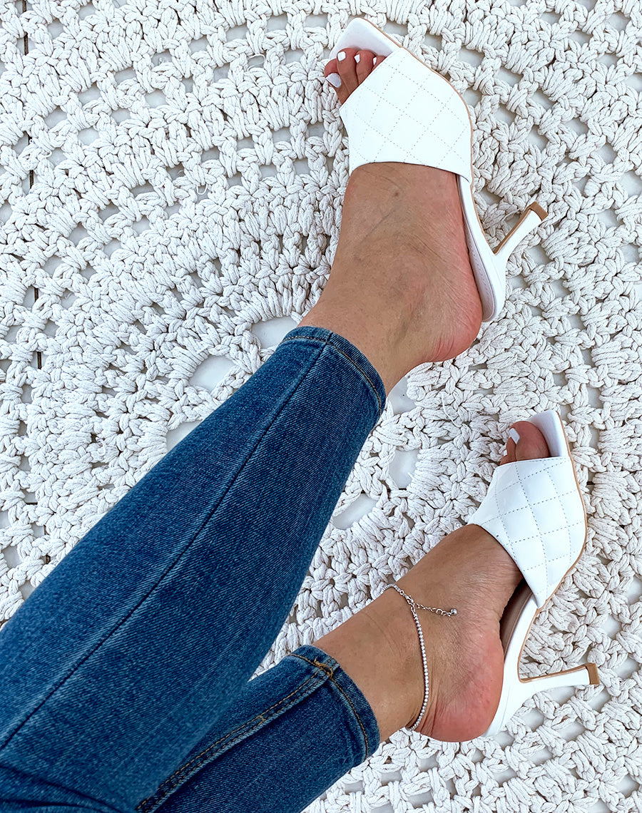 Mules blanches à talons et à larges brides matelassées