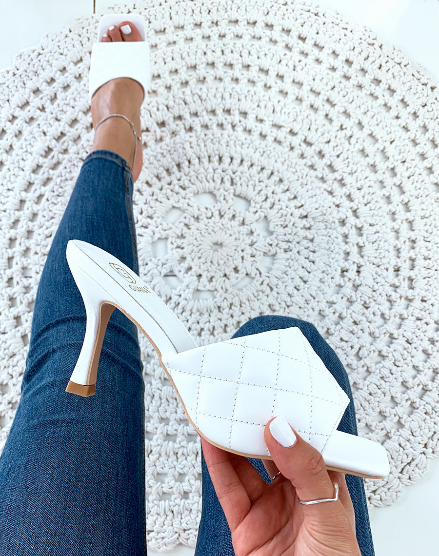 Mules blanches à talons et à larges brides matelassées