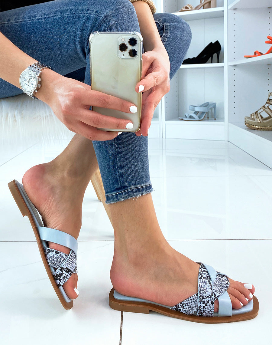 Mules bleues à brides entrecroisées