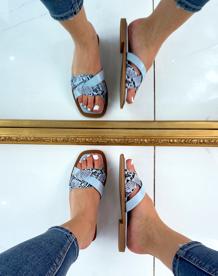 Mules bleues à brides entrecroisées