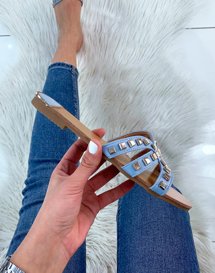 Mules bleues à multiples brides ornées de clous