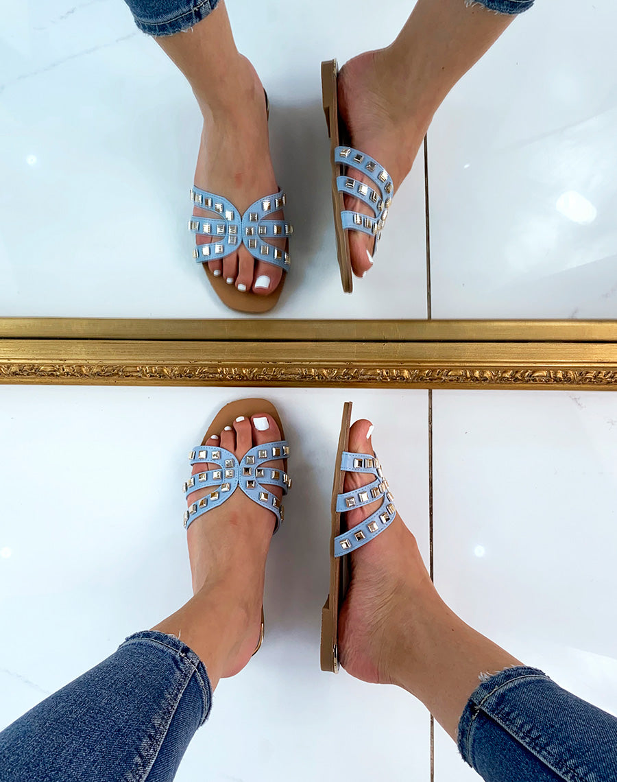 Mules bleues à multiples brides ornées de clous