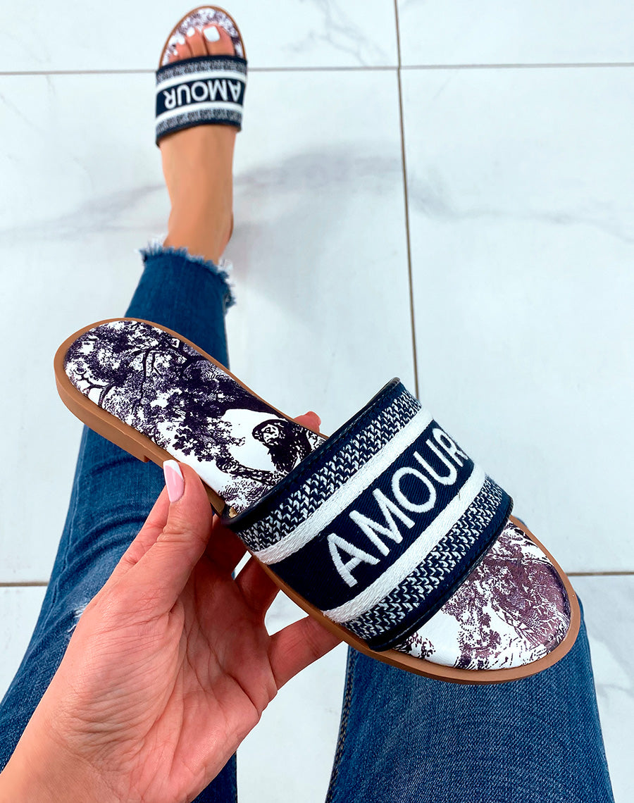 MULES BLUES EN TISSU ? INSCRIPTION AMOUR