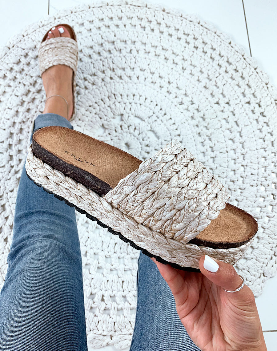 Mules à brides et à plateformes en osier tressés beiges