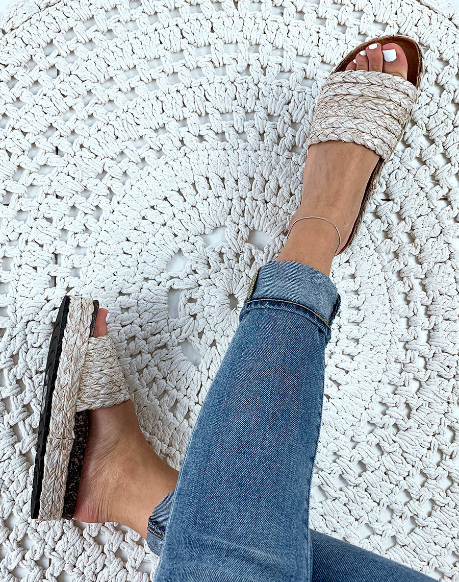 Mules à brides et à plateformes en osier tressés beiges