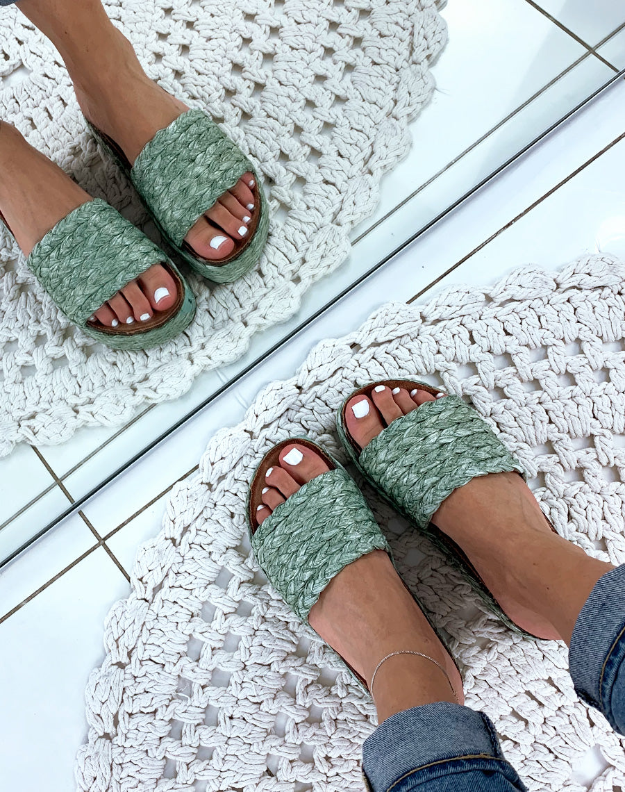 Mules à brides et à plateformes en osier tressés vertes