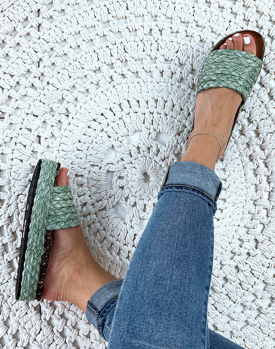 Mules à brides et à plateformes en osier tressés vertes