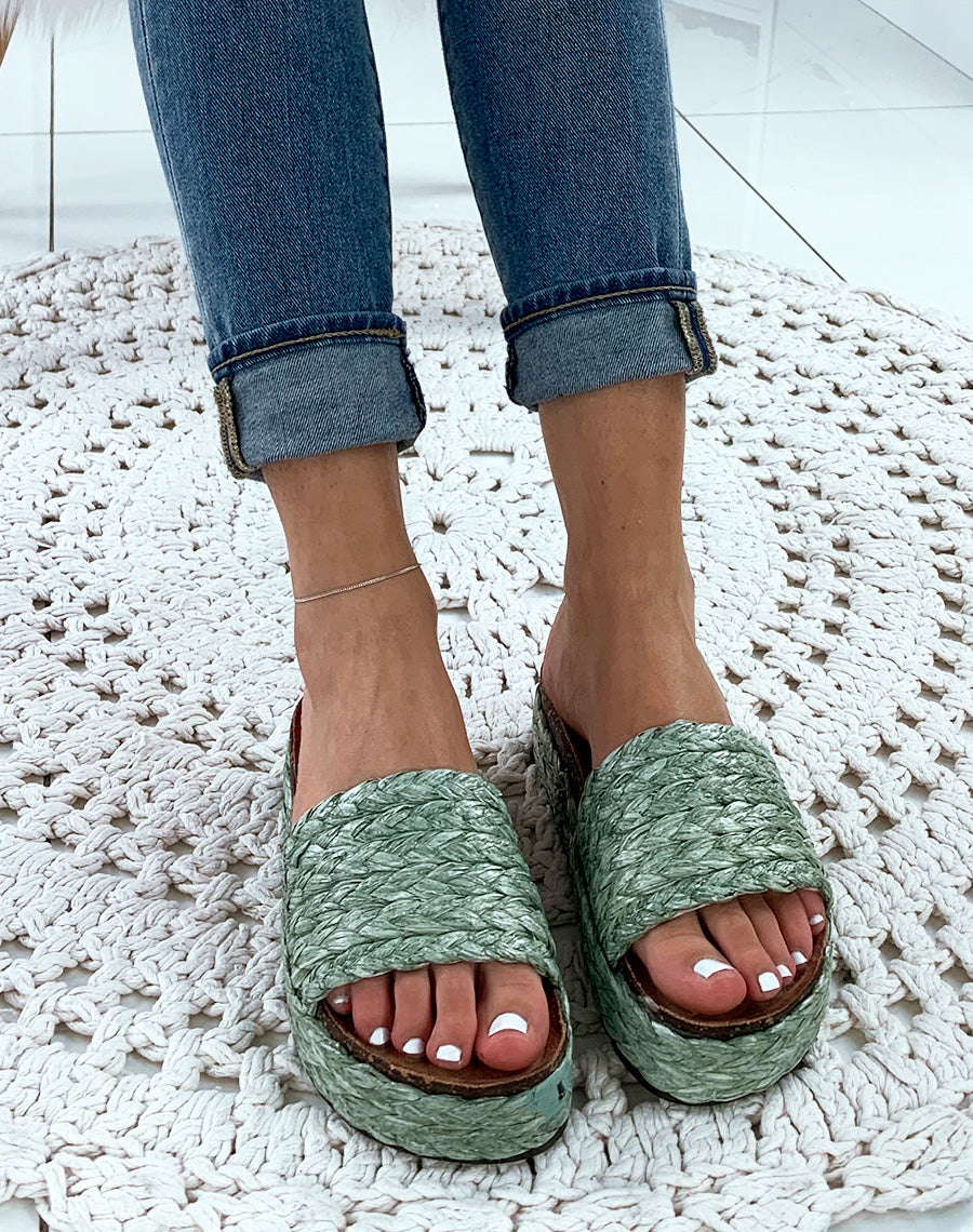 Mules à brides et à plateformes en osier tressés vertes