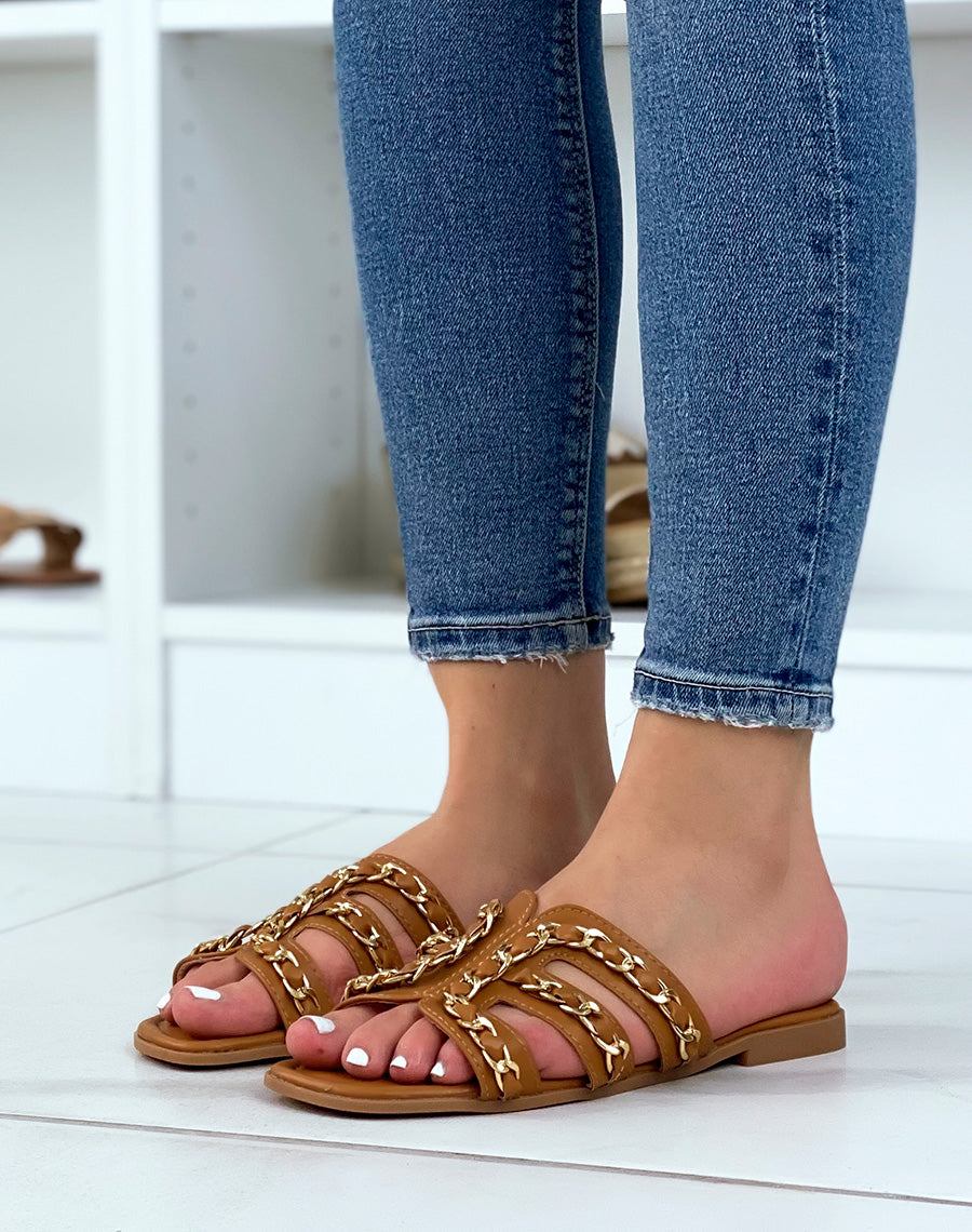 Mules camel à brides ouvertes croisées à chaîne dorée