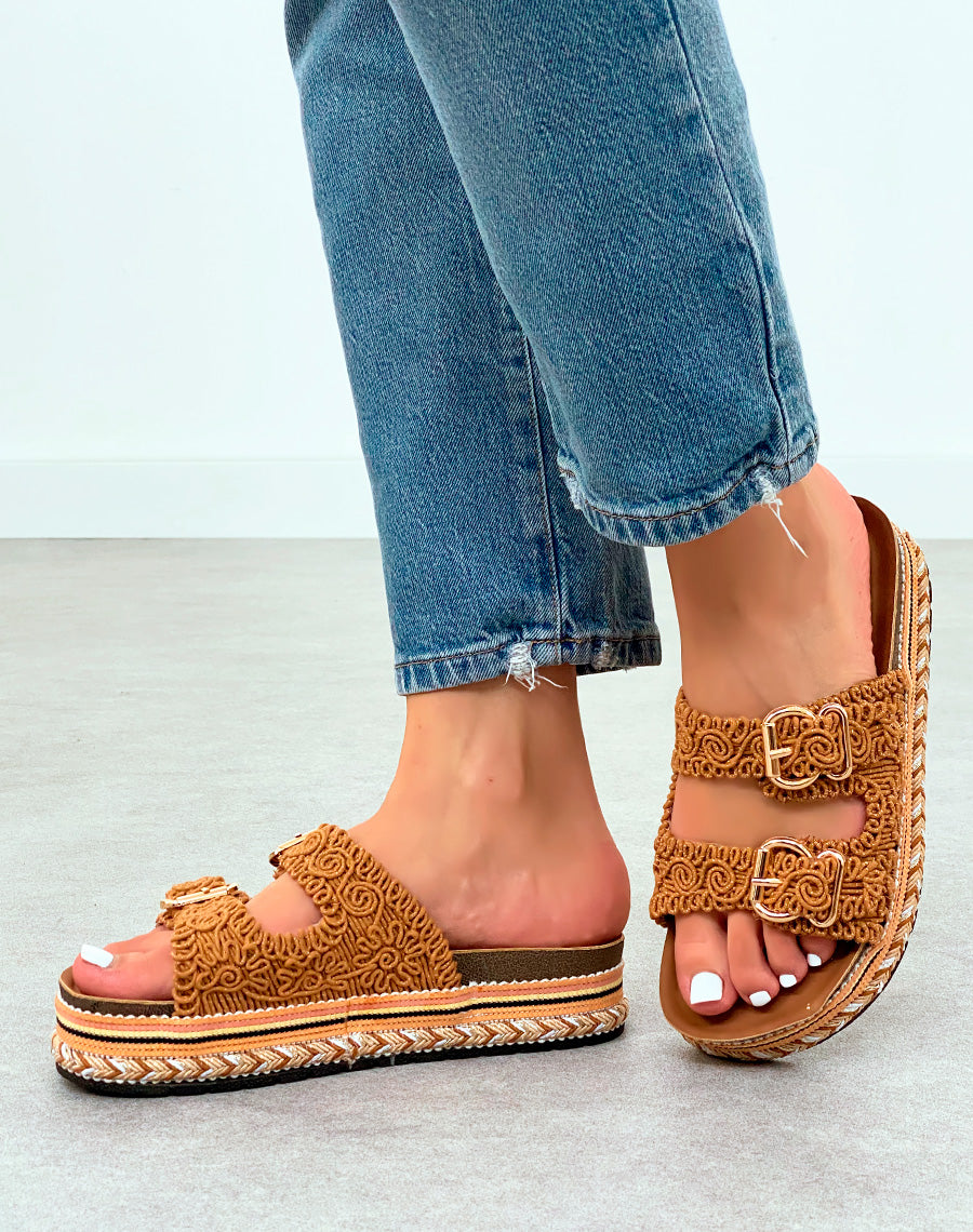 Mules Camel Brodées à Double Sangle – Élégance Ethnique et Confort