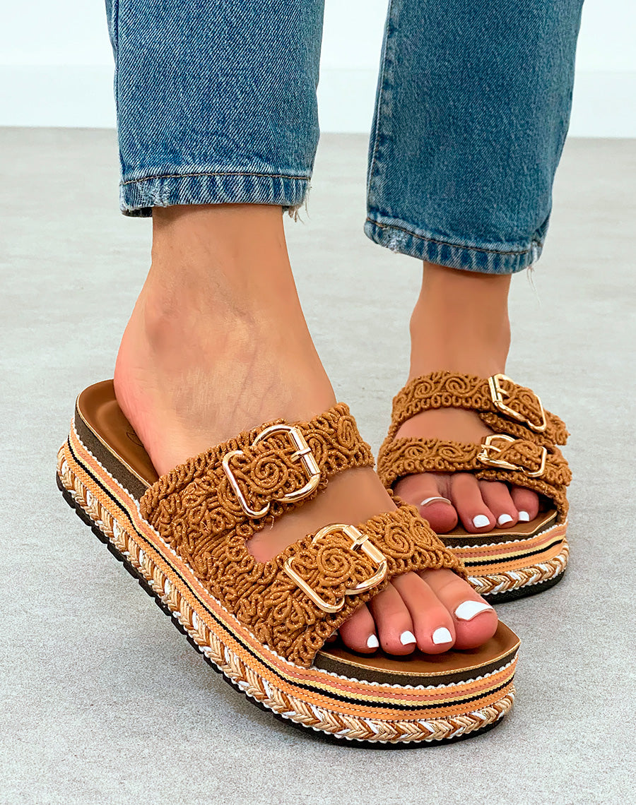 Mules Camel Brodées à Double Sangle – Élégance Ethnique et Confort