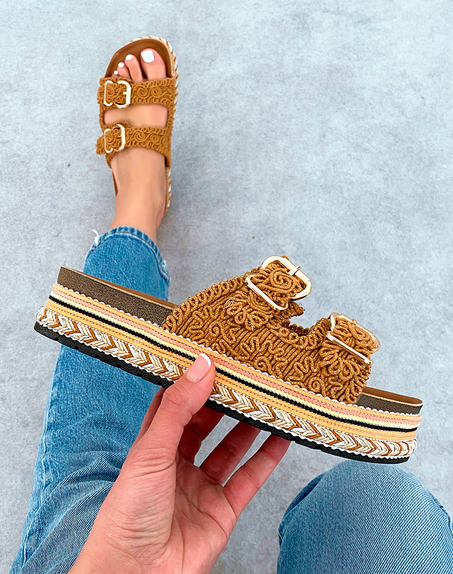 Mules Camel Brodées à Double Sangle – Élégance Ethnique et Confort