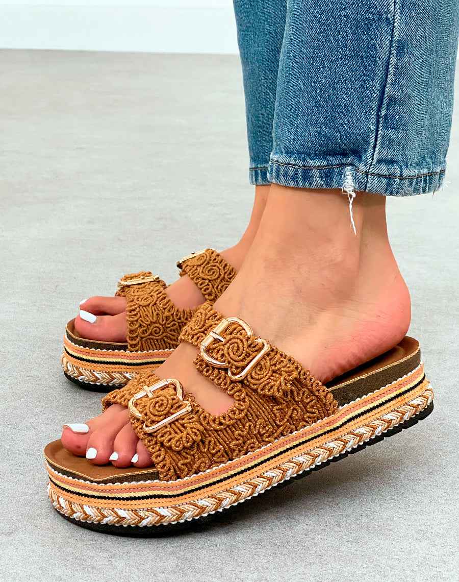 Mules Camel Brodées à Double Sangle – Élégance Ethnique et Confort