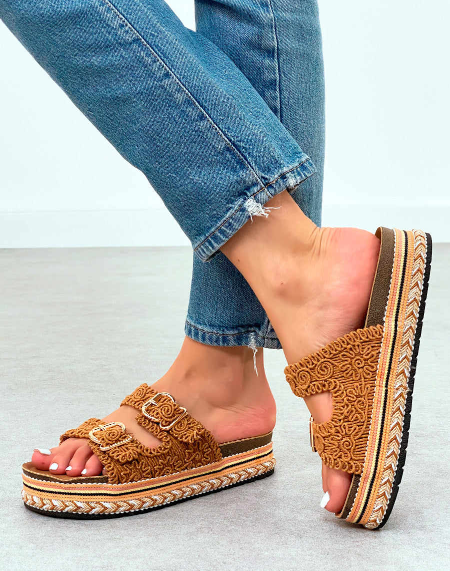 Mules Camel Brodées à Double Sangle – Élégance Ethnique et Confort