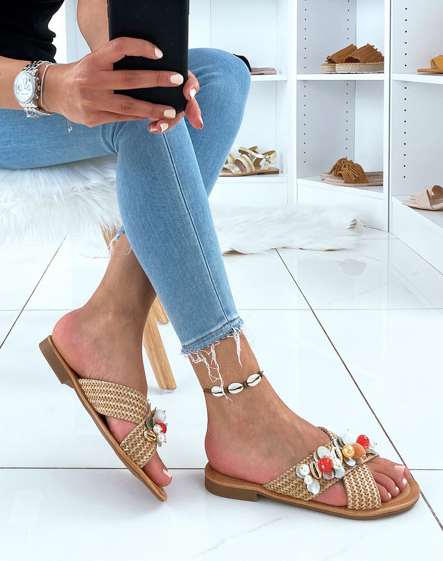 Mules camel à double brides entrecroisées ornées de bijoux