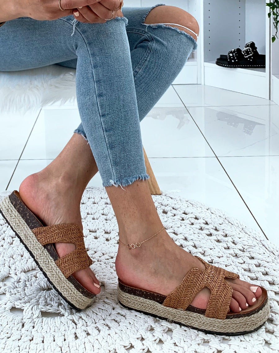 Mules camel en raphia tressé