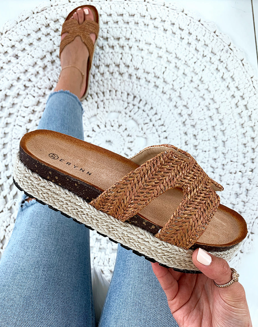 Mules camel en raphia tressé