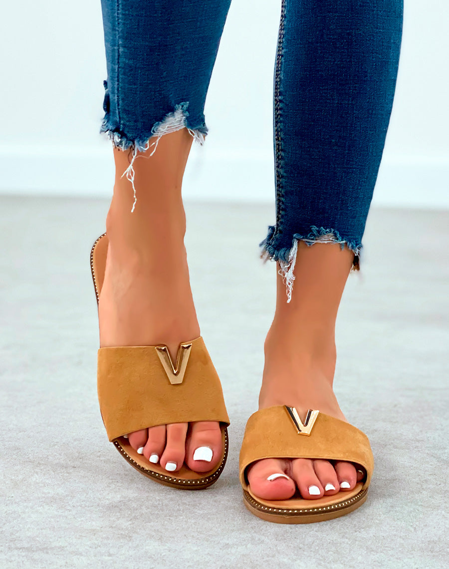 Mules camel en suédine à détail dorée pour femme