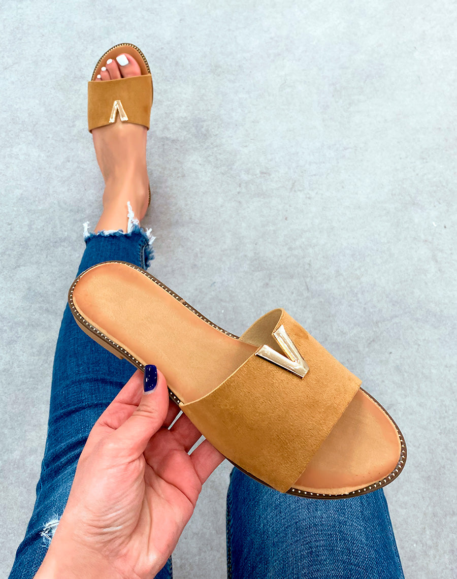 Mules camel en suédine à détail dorée pour femme