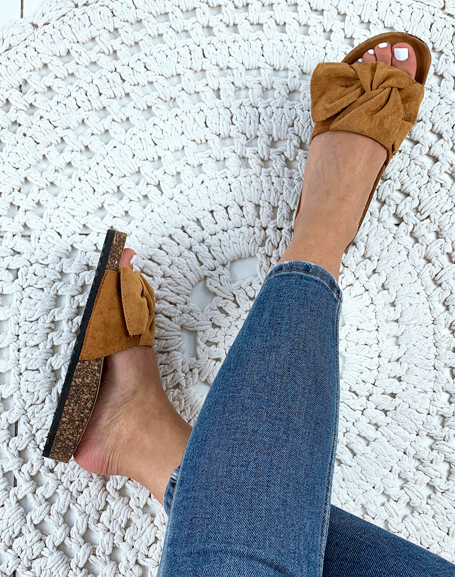 Mules camel en suédine à gros nœud