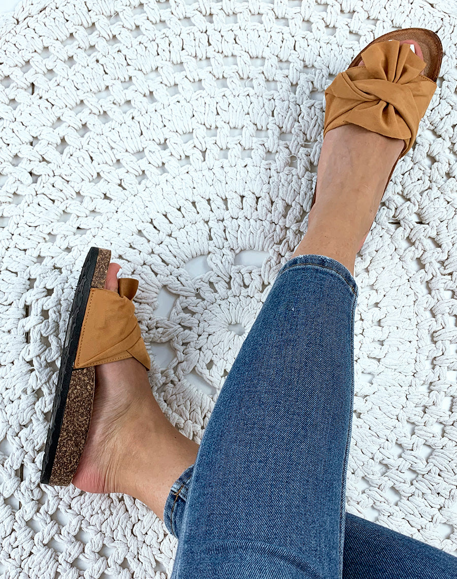 Mules camel en suédine à gros nœud volant