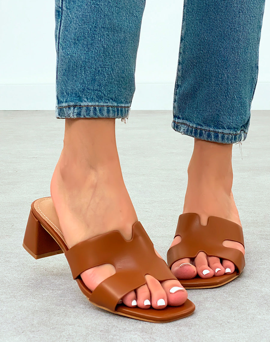 Mules Camel à Petit Talon Carré et Brides Entrecroisées – Allure Contemporaine et Confort