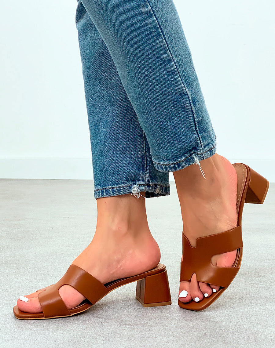 Mules Camel à Petit Talon Carré et Brides Entrecroisées – Allure Contemporaine et Confort