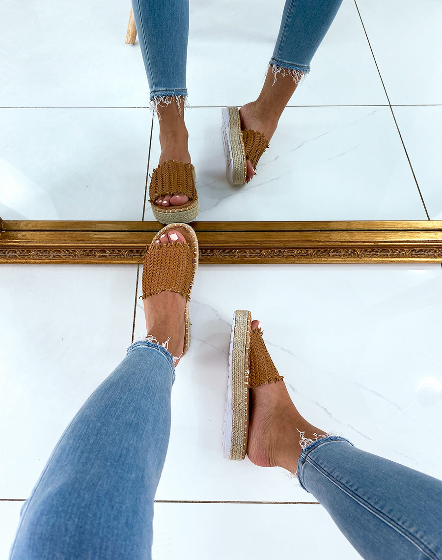 Mules camel à semelles compensées et brides fantaisies