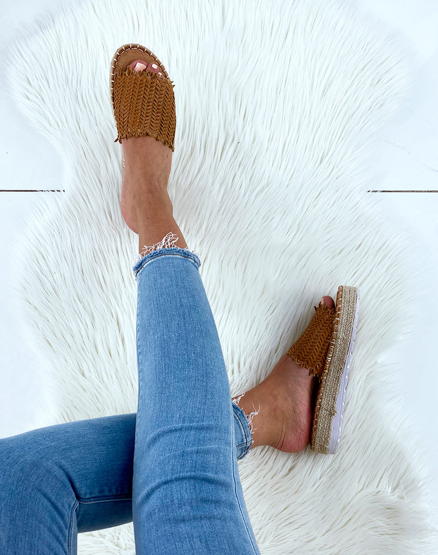 Mules camel à semelles compensées et brides fantaisies