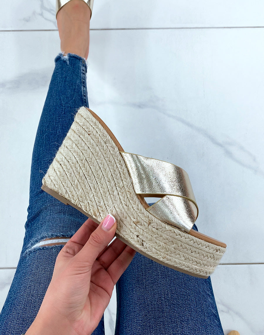 Mules compensées dorée à bride croisée