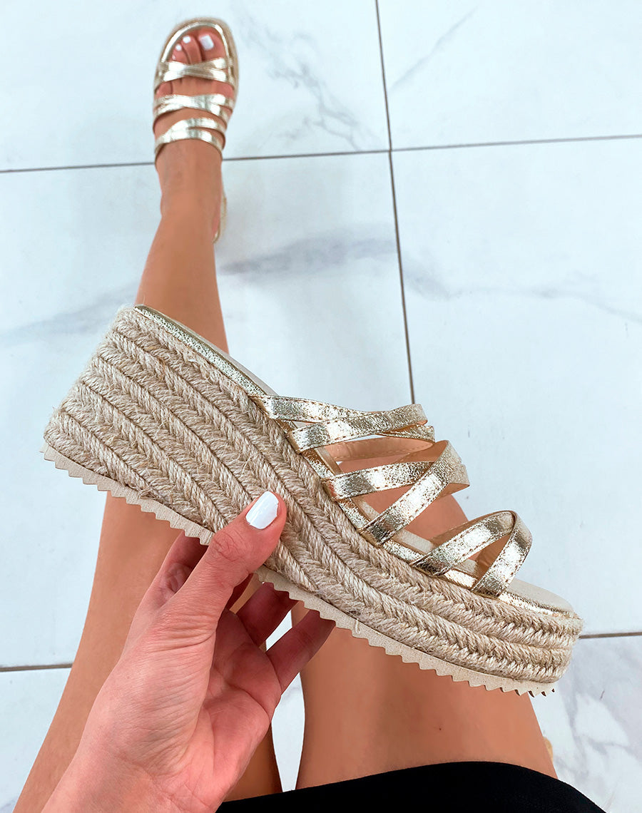 Mules compensées dorées à multiples brides