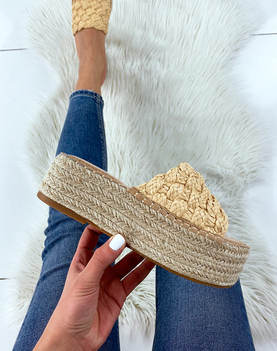 Mules compensées à large bride tressée beige
