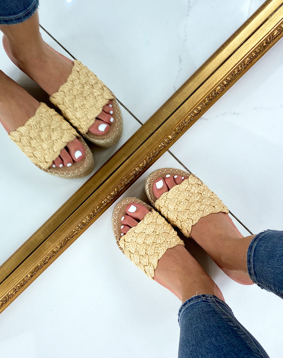 Mules compensées à large bride tressée beige