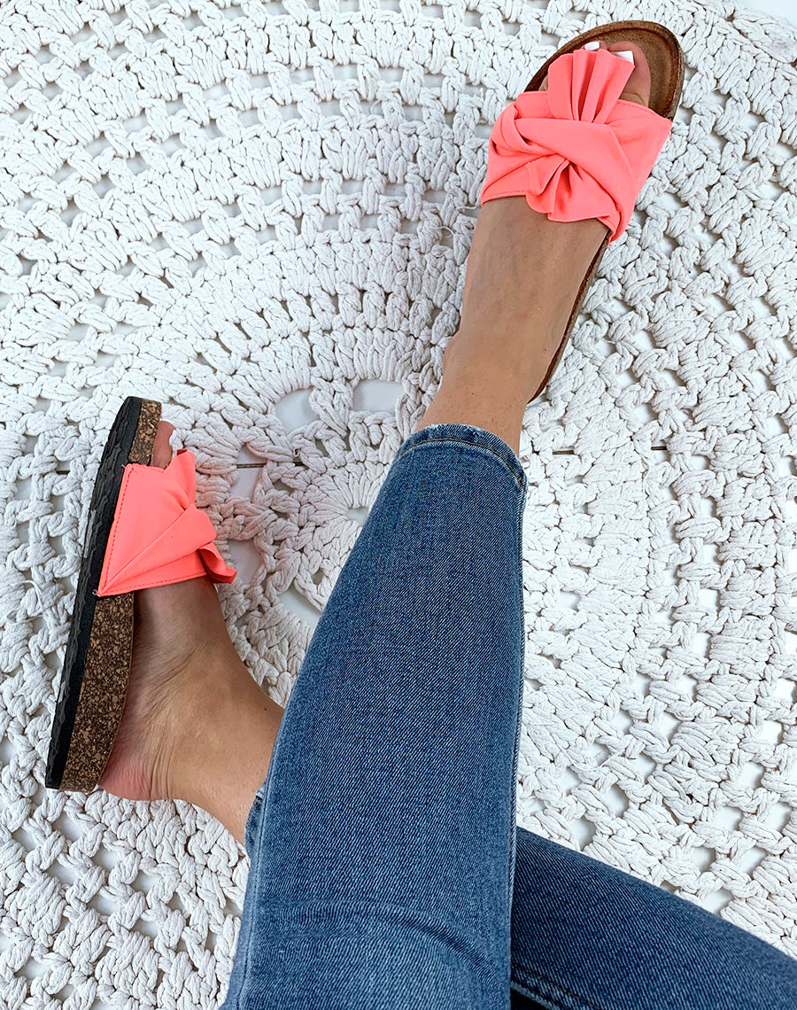 Mules corail en suédine à gros nœud volant