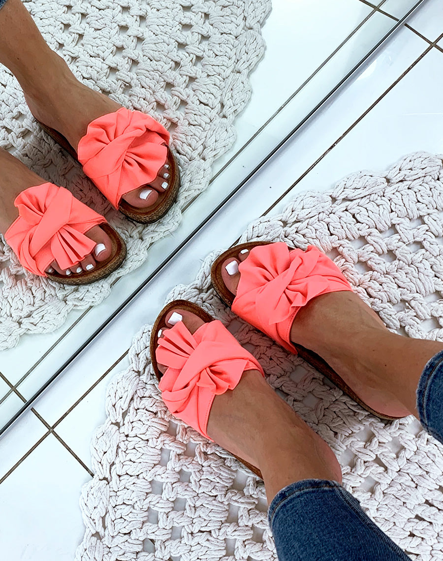 Mules corail en suédine à gros nœud volant