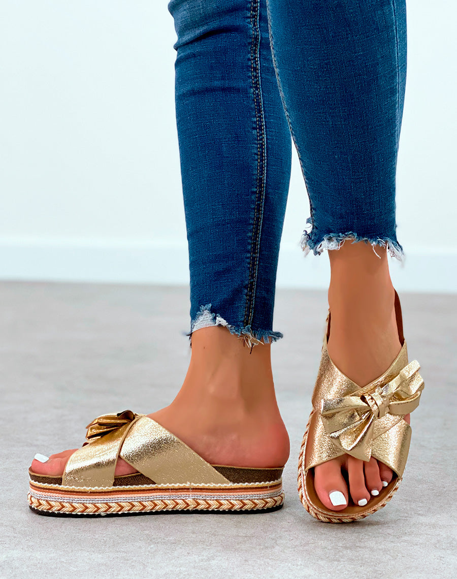 Mules dorée à plateforme épaisse et détail brodé