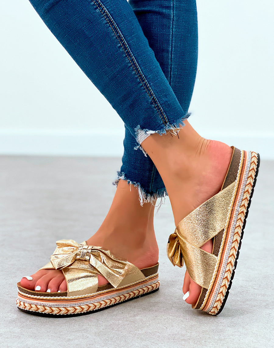 Mules dorée à plateforme épaisse et détail brodé