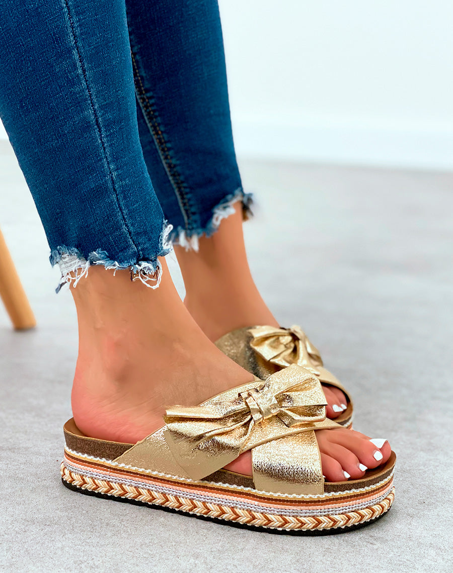 Mules dorée à plateforme épaisse et détail brodé
